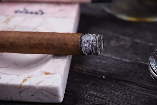 How to Ash a Cigar: The Correct Way-7 Comment retirer la cendre d’un cigare : la méthode correcte-7
