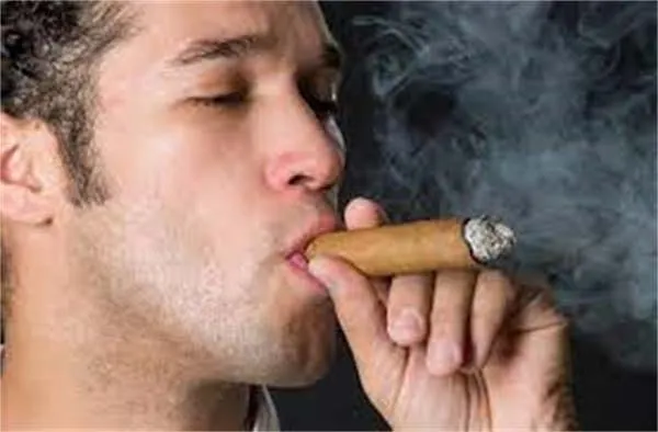 La méthode minimaliste pour tenir un cigare : le pincement