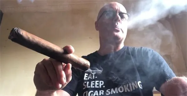 Que se passe-t-il lorsqu’on inhale la fumée d’un cigare ?