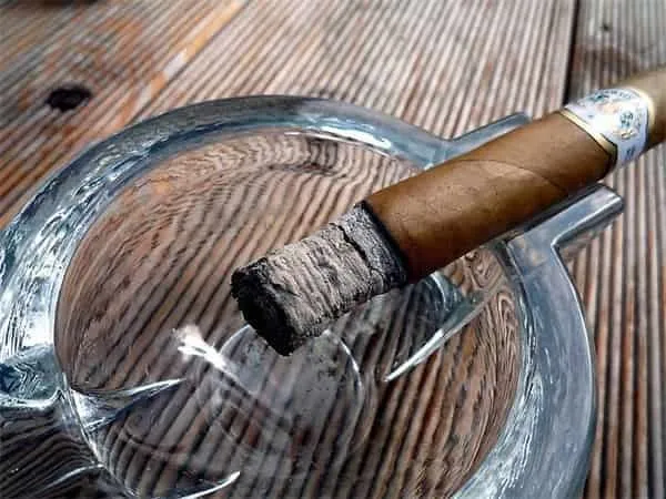 How to Ash a Cigar: The Correct Way-5 Comment retirer la cendre d’un cigare : la méthode correcte-5