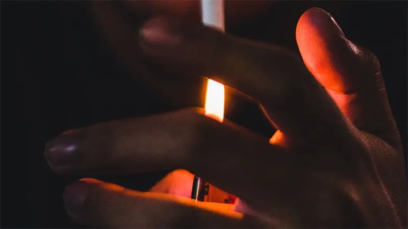 Allumer une cigarette avec un fer à repasser