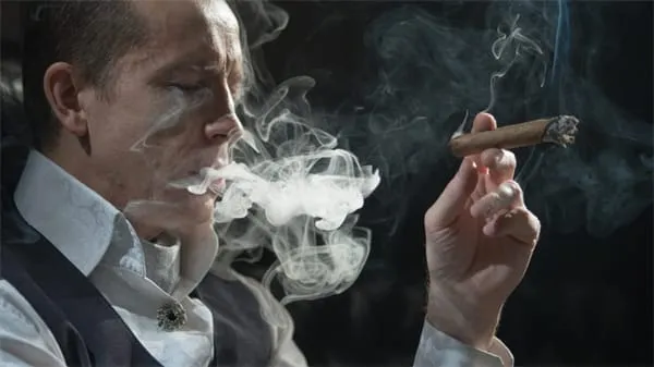 Que se passe-t-il lorsqu’on inhale la fumée d’un cigare ?