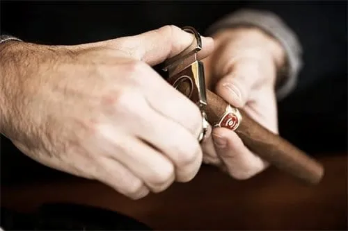 How to Enjoy a Cigar Properly-3 Bien déguster son cigare-3