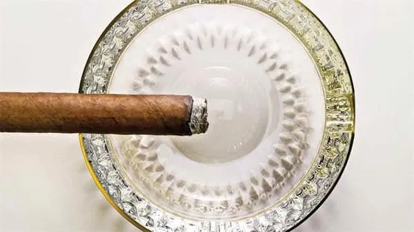 How to Ash a Cigar: The Correct Way-3 Comment retirer la cendre d’un cigare : la méthode correcte-3