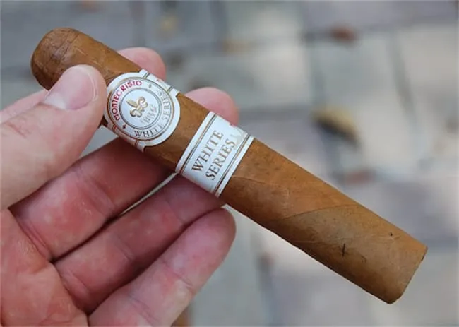 avis montecristo white series 1